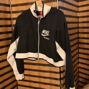 nike cropped windbreaker